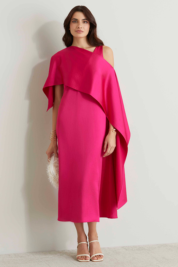 Modella indossa abito di colore fucsia